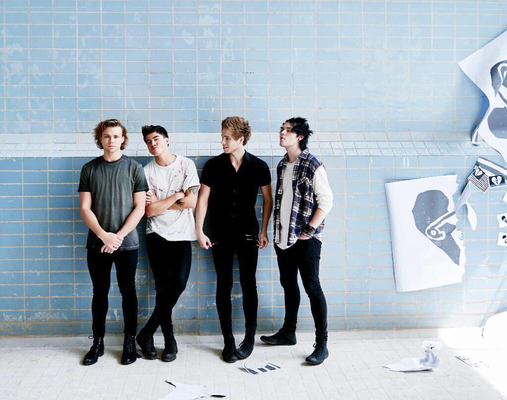 daddyirwin666's tweet photo. #RememberWhen5SOS came in to my life and fucked shit up...cause bitch me three😂😭 https://t.co/5QEf6QYbhX