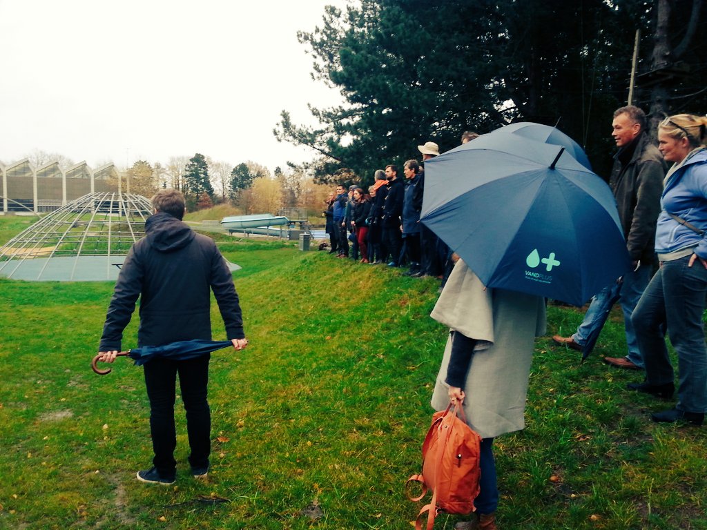 VANDPLUS's tweet photo. Paraplyerne er i brug på rundvisningen hvor #klimatilpasning med merværdi vises frem hos #gladsaxe https://t.co/hE3poB90Hp