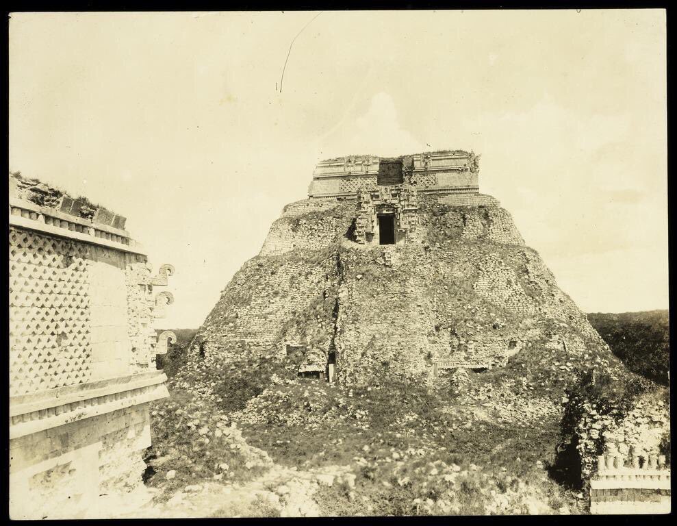 La pirámide del adivino en Uxmal como fue encontrada y como en la actualidad luce. #uxmal #Mexico