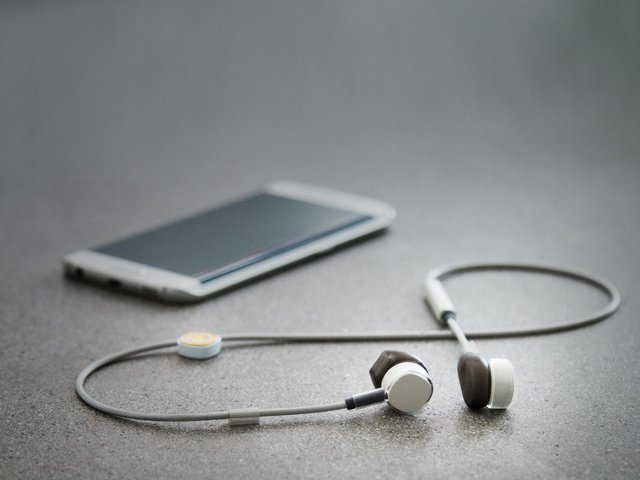 MindMagicAudio's tweet photo. PUGZ-World's smallest wireless earbuds charged through phone https://t.co/tnDJmkJ4I8 #mindovermusic https://t.co/6A3c6plDRD