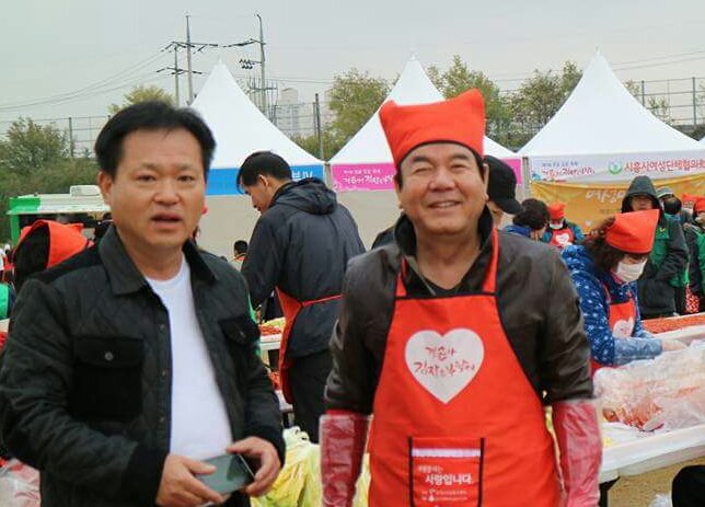 engtra's tweet image. 시흥시에서는 1,000여명이 함께 하는 김장담그기 행사인 갯골아 김장을 부탁해가 열렸습니다. 
함께하신 시민과 심형래 감독... 즐겁고 행복한 순간