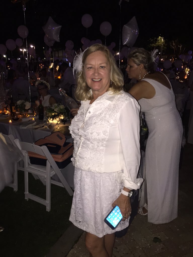 thingstodopb's tweet photo. More moments from Diner en Blanc #debwpb2015 https://t.co/Oc3qKK6eBp