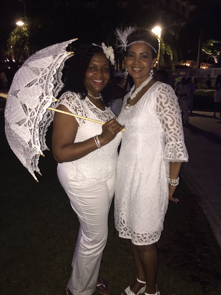 thingstodopb's tweet photo. More moments from Diner en Blanc #debwpb2015 https://t.co/Oc3qKK6eBp