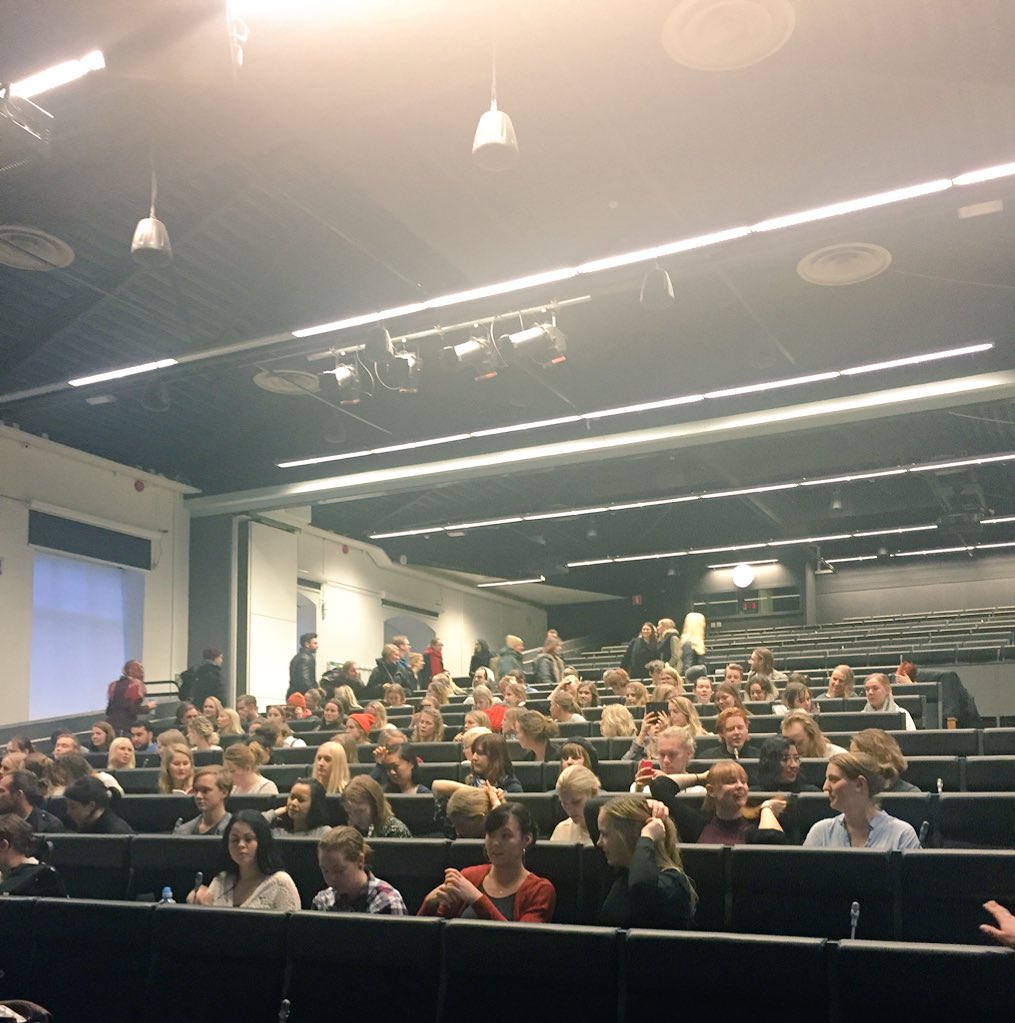 Palaestra börjar fyllas på inför Gudrun Schymans föreläsning. Snart börjar det!