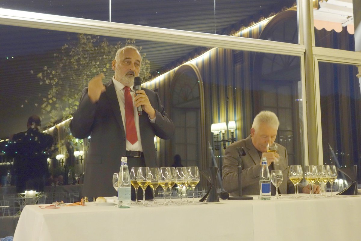 LPVien's tweet photo. LPV au Villa d'Este Wine Symposium 2015 : Une verticale du Clos Ste Hune - Maison @Trimbach 
https://t.co/4dg31DgHUo https://t.co/2BbSck3fGz