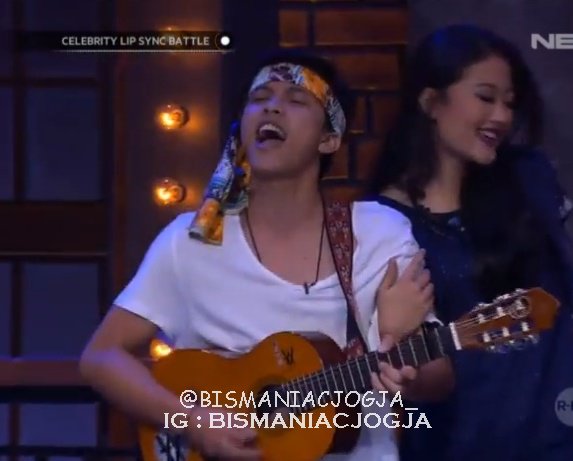 BISMANIACJOGJA_'s tweet image. @bismakarisma tampil unik dengan gitarnya ani. #NETCLBI_Bisma