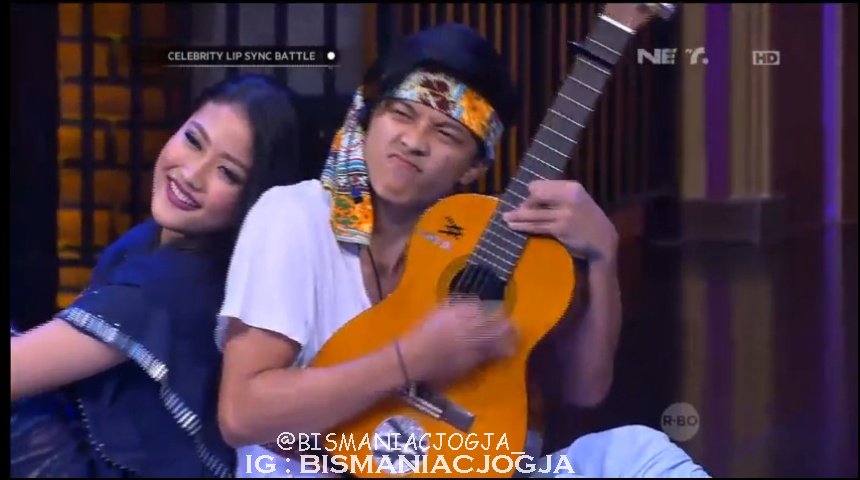 BISMANIACJOGJA_'s tweet image. @bismakarisma tampil unik dengan gitarnya ani. #NETCLBI_Bisma