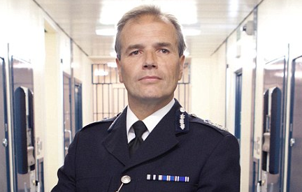 CorruptPolice1's tweet photo. Scotland Police chiefs' pay deals &amp; £500,000 housing payouts as 2500 staff lost their jobs https://t.co/x77Wfc0pUp https://t.co/iI4I8nepSp