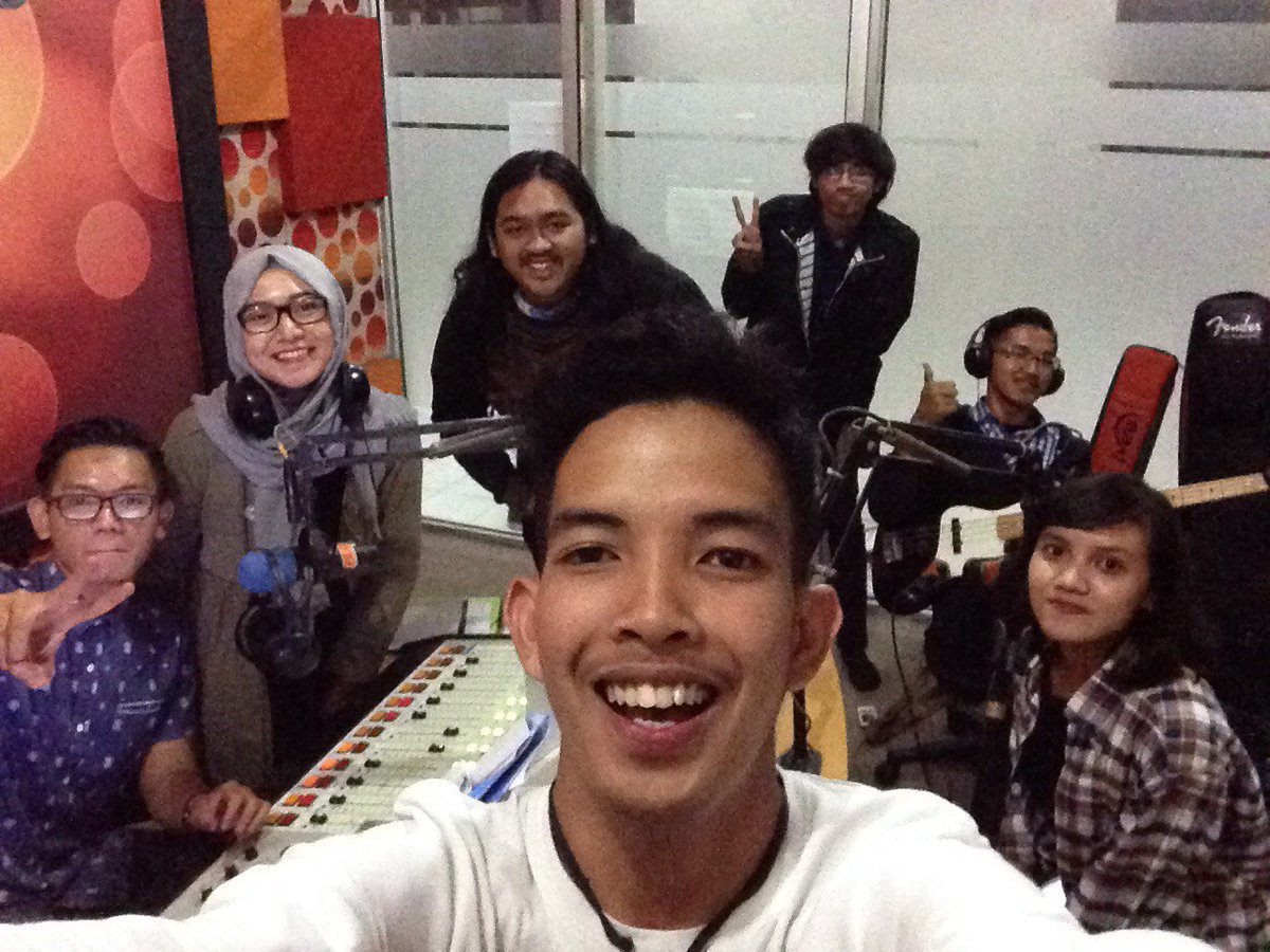 VDDolls's tweet photo. Yuuu staytuneee di @ParamudaRadio !! Mariiii Troopers https://t.co/0ehYYD2WS0