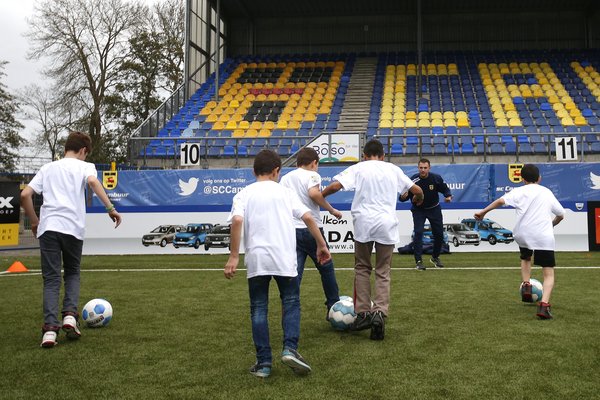 SCCambuurLwd's tweet image. De kracht van voetbal! Een groep jonge vluchtelingen genoot vandaag volop tijdens de voetbalmiddag in het stadion.