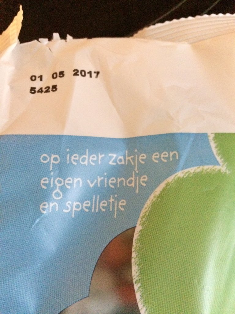 salomevleeming's tweet photo. @albertheijn : de zak belooft wel plaatjes op de verpakking, maar zitten er niet in 😢 https://t.co/MERNOYIZt4