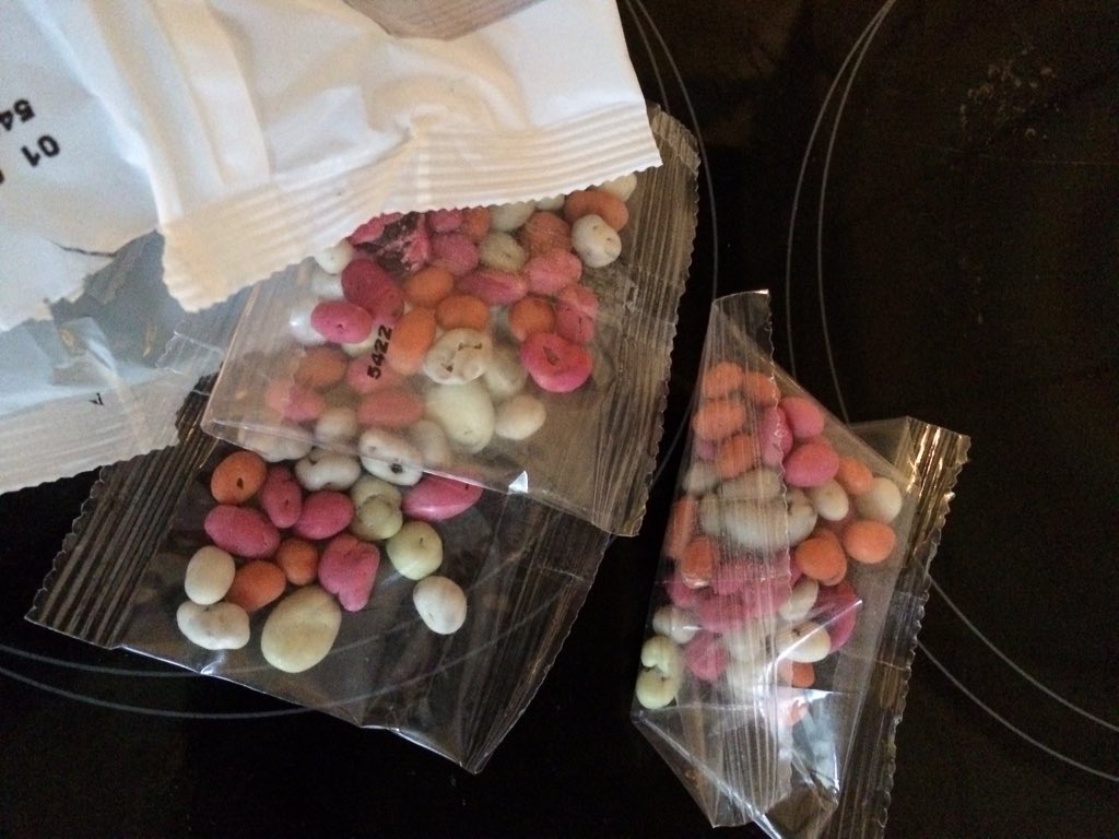 salomevleeming's tweet photo. @albertheijn : de zak belooft wel plaatjes op de verpakking, maar zitten er niet in 😢 https://t.co/MERNOYIZt4