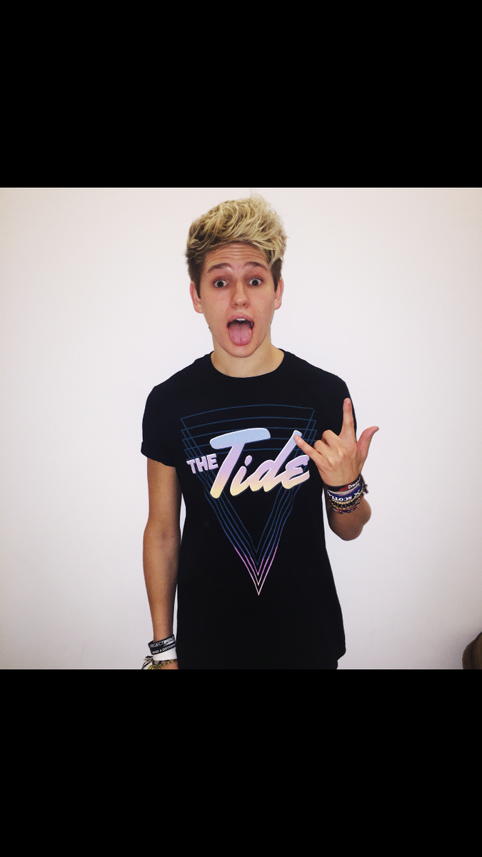 merchteamtide's tweet photo. The boys are ROCKING the new tees!! https://t.co/3wTElZByFk <3 https://t.co/I6aFWj1G3r