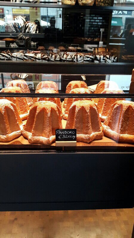 Princi_Milano's tweet photo. Il pandoro di Princi è in vetrina https://t.co/Di8tqzL0h3