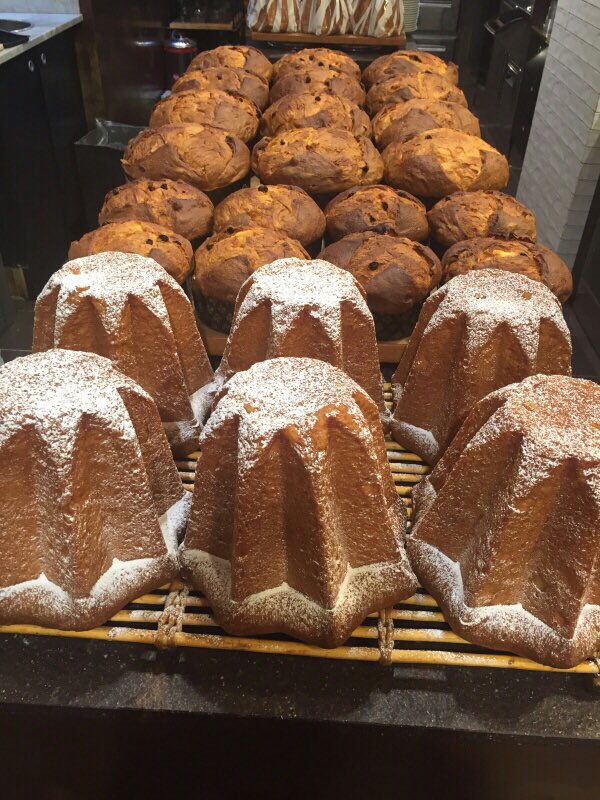 Princi_Milano's tweet photo. Insieme al panettone https://t.co/w0zoW5llZy