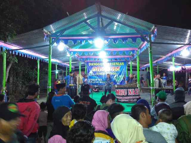 Antusias para penonton melihat pertujukan Bambu Nada di Saparan Wonolelo

<a href="/ini_ngemplak/">Ngemplak</a>