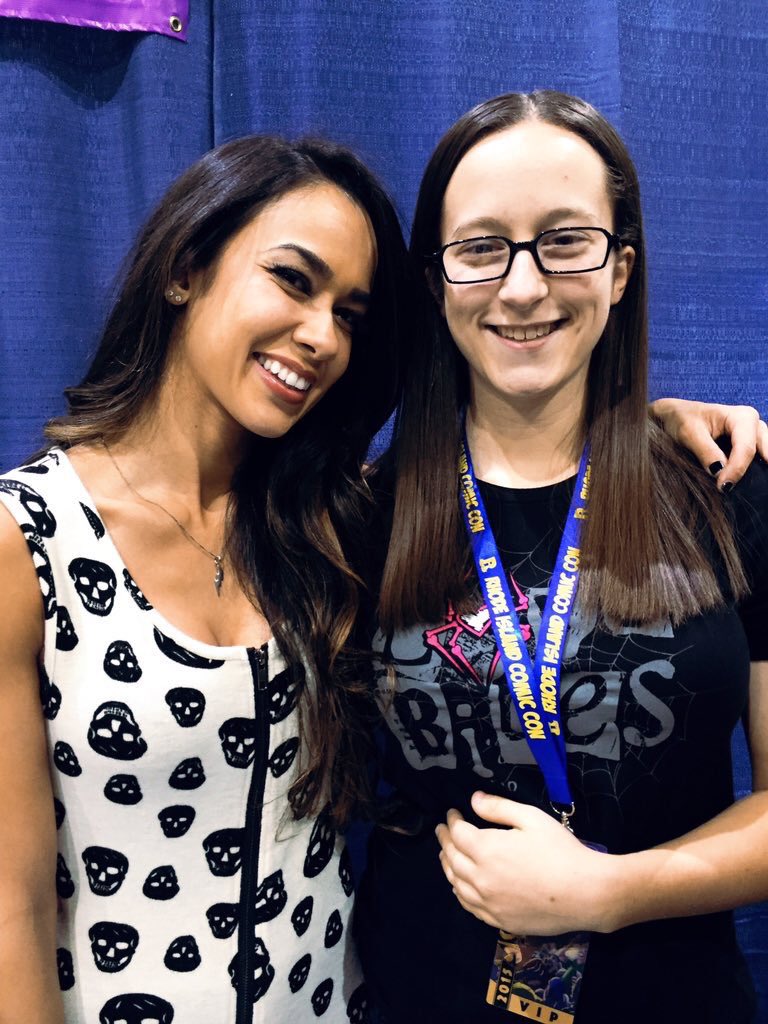 MyLifeIsAjLee's tweet photo. AJ Lee with fans in NYC! 11/9/15 @AJBrooks https://t.co/1VshjrIbzu