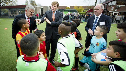Koning bezoekt voetbalclubs Lunetten s.ad.nl/4184036