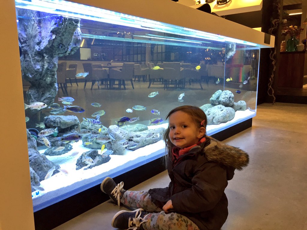 De kleine is ook happy met de komst van Hanos. "Vind ik lekker' zegt ze, zoooo mijn dochter ;-)