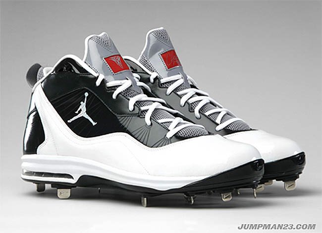 BasebaIlKing's tweet photo. These cleats 🔥 https://t.co/4ojno6E02z