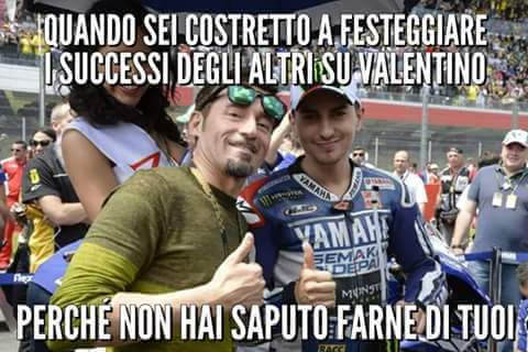angelodedo23's tweet photo. RIDICOLO...IMBARAZZANTE...PICCOLO....@MotoGP #iostoconVale #Vale46 #ValentinoRossi #Escilo #Patetico #MotoGP https://t.co/BRbvQ3tDy8