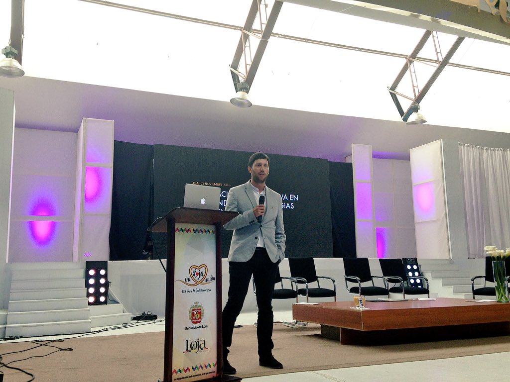 prendho's tweet photo. .@mauro_teran explica la evolución y diferencias que han experimentado las tecnologías exponenciales #LojaInnova https://t.co/8epfbhHyKd