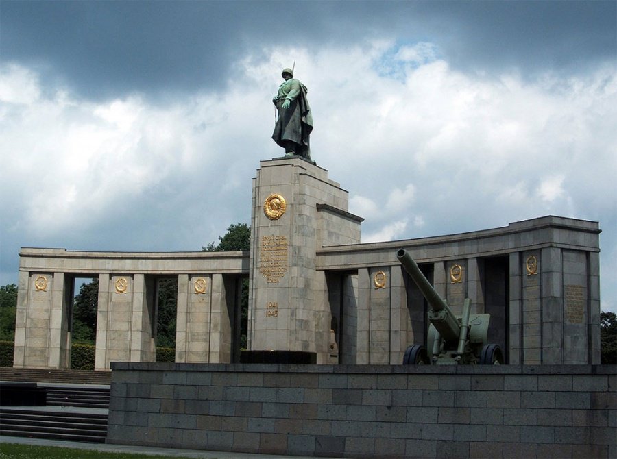 RusBotschaft's tweet photo. 11.11.1945 был открыт советский военный мемориал в берлинском Тиргартене https://t.co/uR95fBadBr https://t.co/fMDSoVwxjO