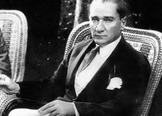 Sonra döndü ve dedi ki; Yurtta Sulh, Dünyada Sulh.