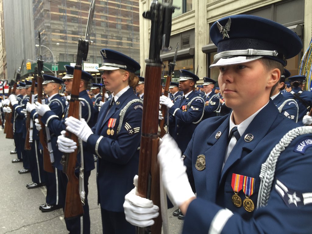 AirForceNYC's tweet photo. @OFFICIAL_USAFHG preps for #AmericasParade @UnitedWarVets #VeteransDay2015 #AirForce #NYC @nycveterans https://t.co/cXrONVDr6n