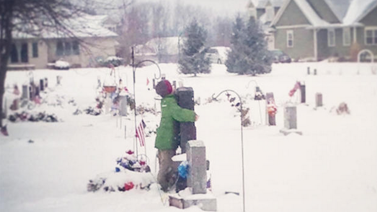 CBSNews's tweet image. Boy finds $20, pays it forward: "Dear Soldier — my dad was a soldier. He's in heaven now" cbsn.ws/1O4pQLu
