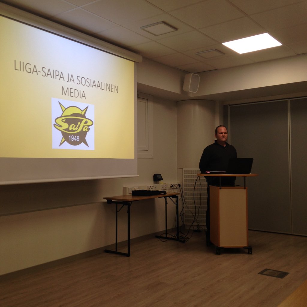 VoimaSalibandy's tweet photo. Somekoulutusta.Puhumassa
Liiga-Saipasta Mikko Pehkonen,Jukolasta Antti Nousiainen ja NST:n Otto Valavuo. https://t.co/XSRLF2yYb3