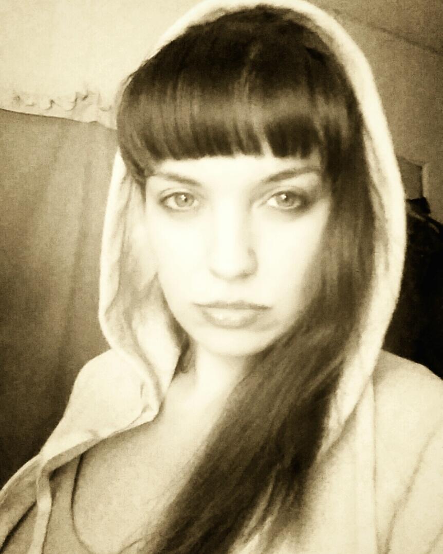 Alana_Uliano's tweet photo. Just another hoodie pic from Monday night. #WarmAndCozy
#Bored #MessingWithMyPhone
#StupidPic #StraightFaced #Sepia https://t.co/04VWN17l5y