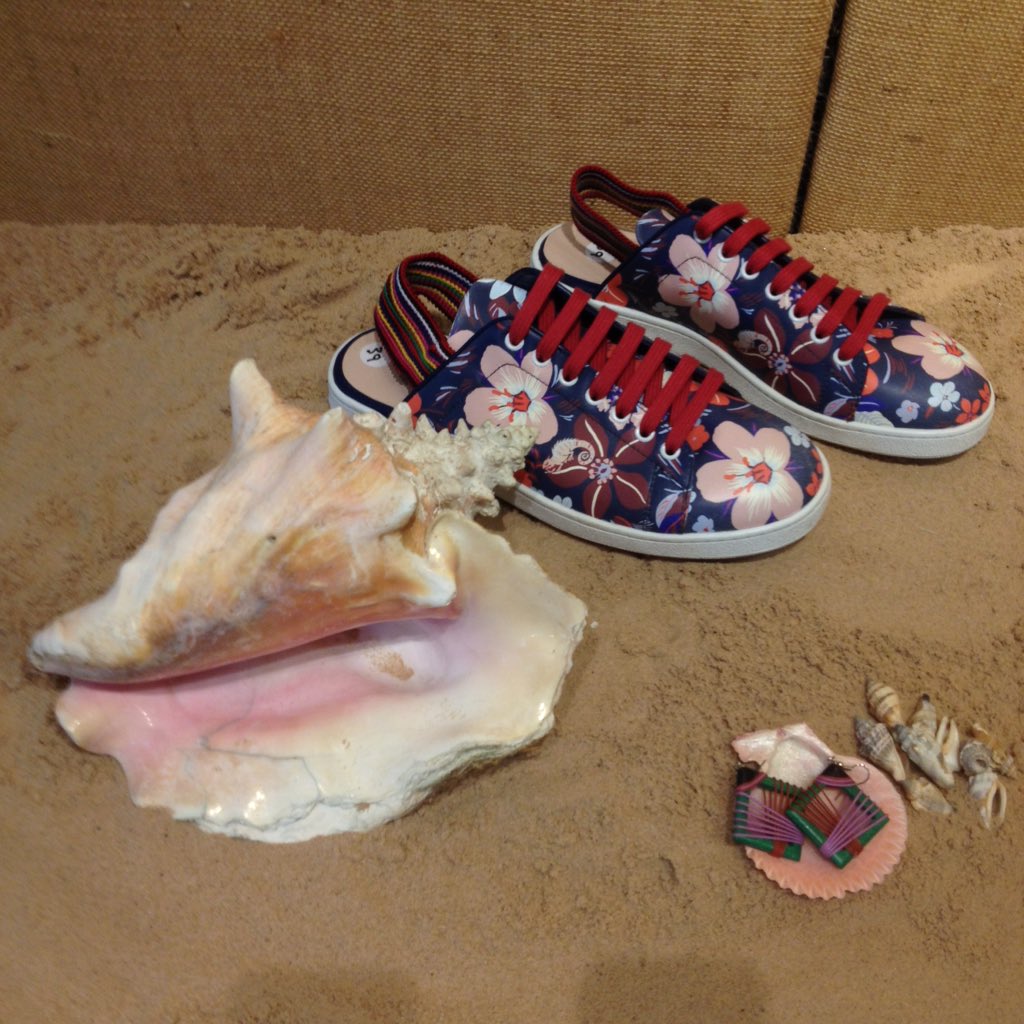 Tropical <a href="/TommyHilfiger/">Tommy Hilfiger</a>! Can't wait for #SS16. #pressday #TommyHilfiger