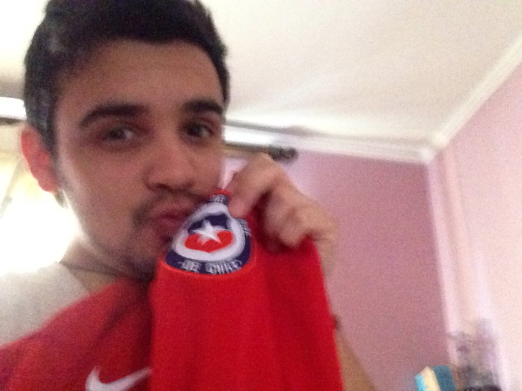 Diego7101's tweet photo. @goal_intl Porfavor! Quiero ir a ver a chilito! Necesito estrenar mi nueva camiseta po!!!! #VamosChile #LaNuevaRoja https://t.co/mOYGwmZZix