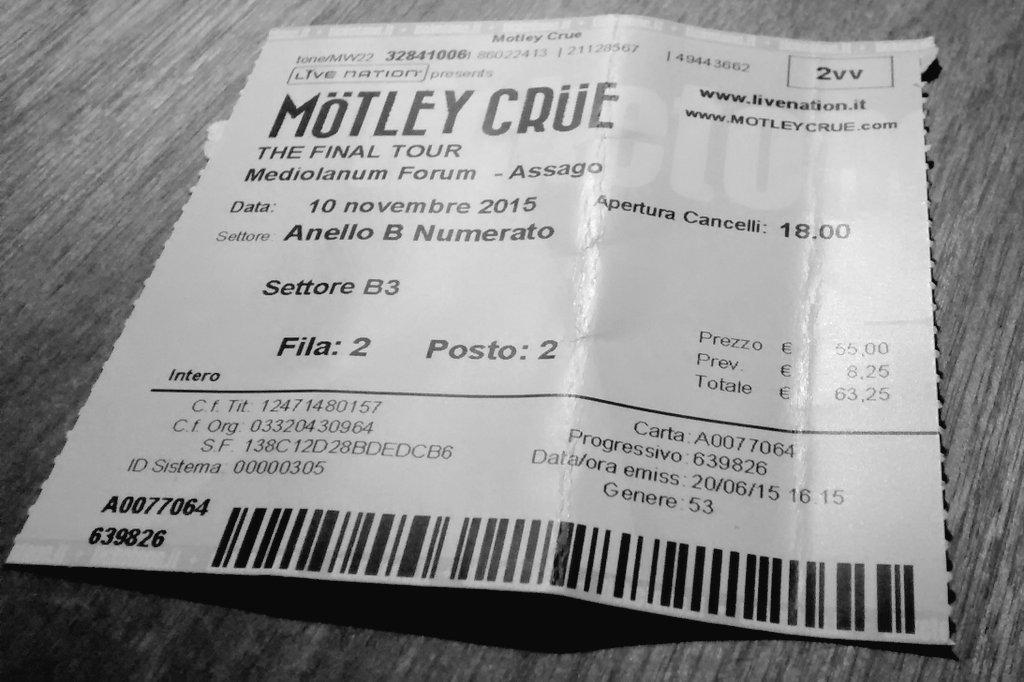 flydutch's tweet photo. Goodbye 😢 #ripmotleycrue with @flyinspoon @SariMattia #motleycrue #live https://t.co/QfuISGKHIk