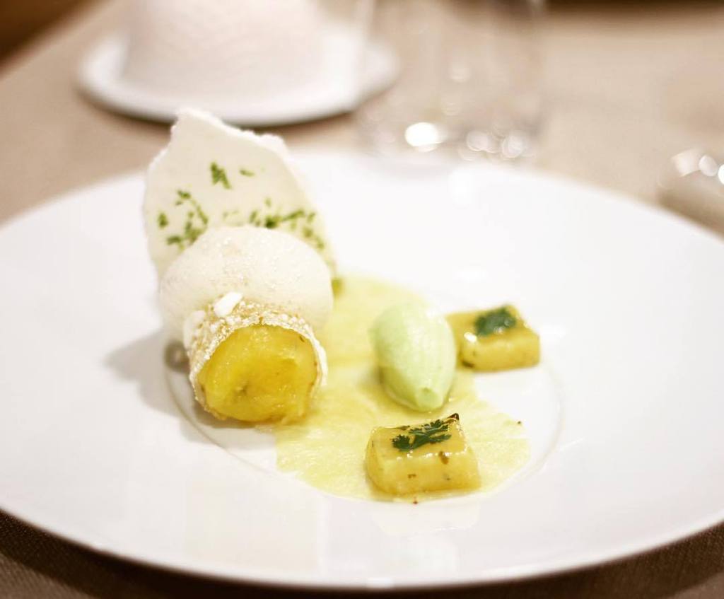 VarGastronomes's tweet photo. Carpaccio d'ananas, sorbet coriandre par @jeremyczaplicki chef au Chateau de Berne #Lorgue… https://t.co/Bp6YcEfh06 https://t.co/lLcSMx8ueJ