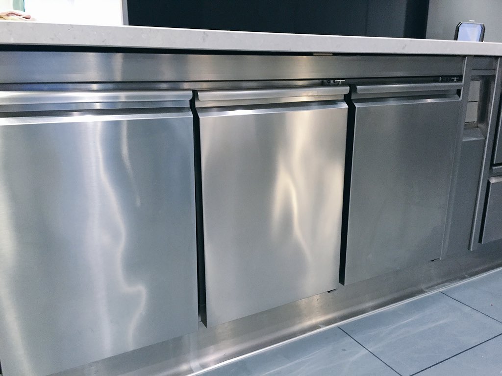 holland_lars's tweet photo. Demo op professionele #keuken #nanotechnologie #easytoclean .
Ook altijd een schone keuken? https://t.co/vLbpZmVmPB