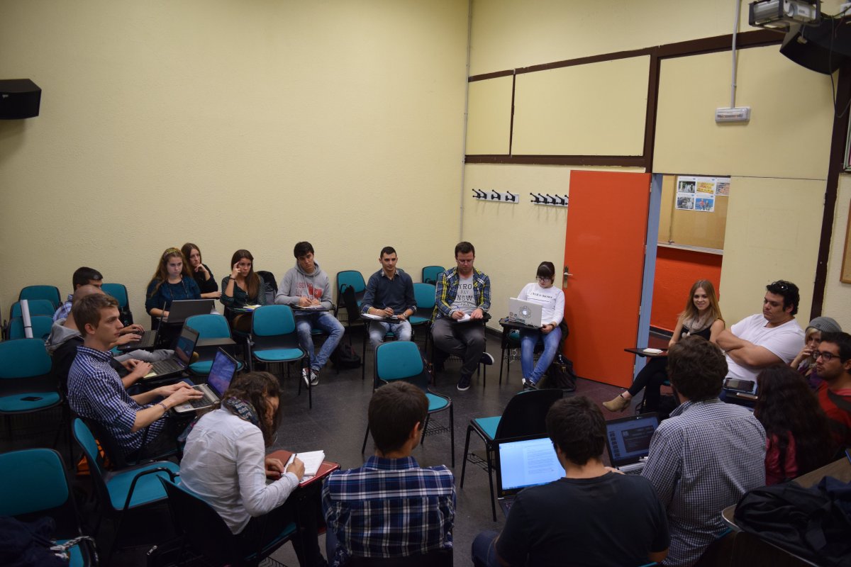 oficialAERE's tweet photo. Estamos en la Universidad Complutense de Madrid preparando el trabajo de los próximos días. #ConstruimosPública https://t.co/GlH9XJgXE4