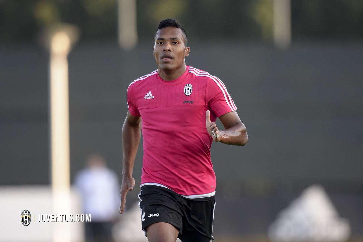 juventusfc's tweet photo. Dieci giorni a #JuveMilan, ma @cuadrado, @Sturaro_Stefano e #AlexSandro sono già concentrati per la sfida! https://t.co/avdx1qtBgs