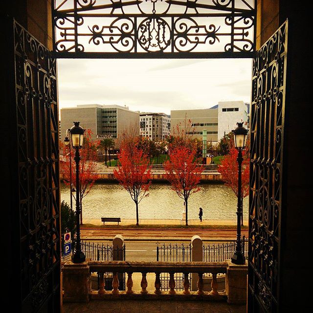 Y así abrimos las puertas al otoño #deusto360 #udazkena. Preciosa foto de <a href="/ItxasoElorrieta/">Itxaso Elorrieta</a> instagram.com/p/98wY5Pu5if/