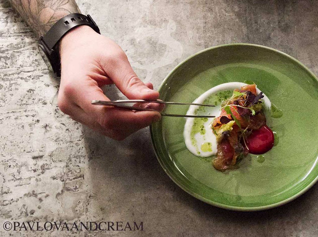 pavlovaandcream's tweet photo. Love this! #plateporn @jameschef24 @GoodfellowPaul @GoodfellowsLtd @Tabletopjournal @CanonUKandIE @Zeffy34 https://t.co/Al1yBsSROc