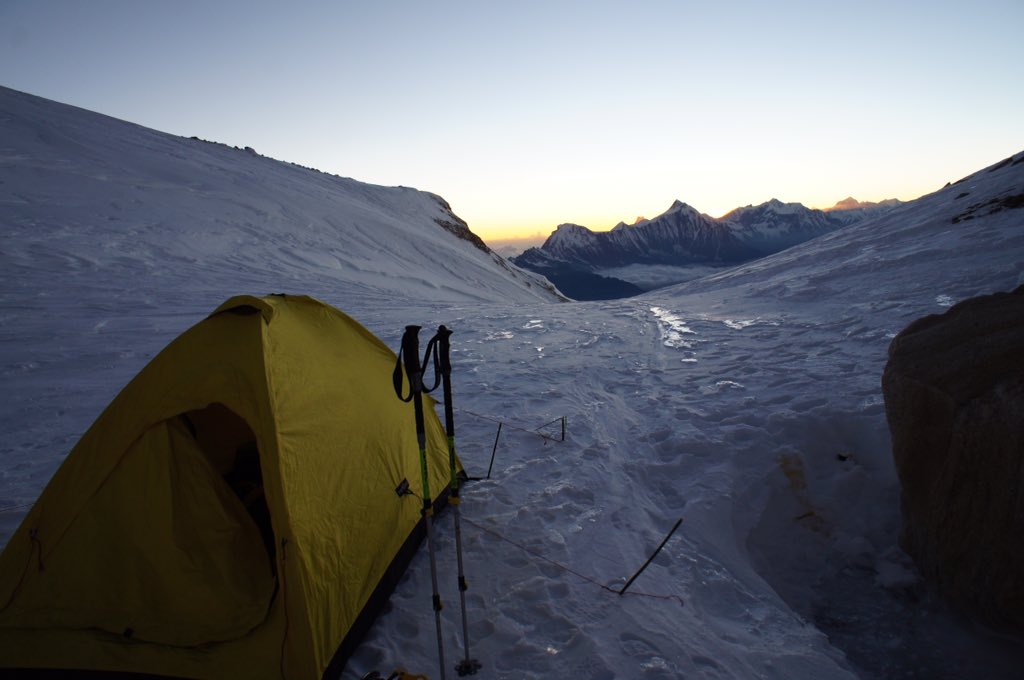GiampiCorona's tweet photo. Campo 4. 7400 m. Il panorama mozzafiato. Il poco ossigeno. Il freddo -20. https://t.co/z4ZhNm9oxX
