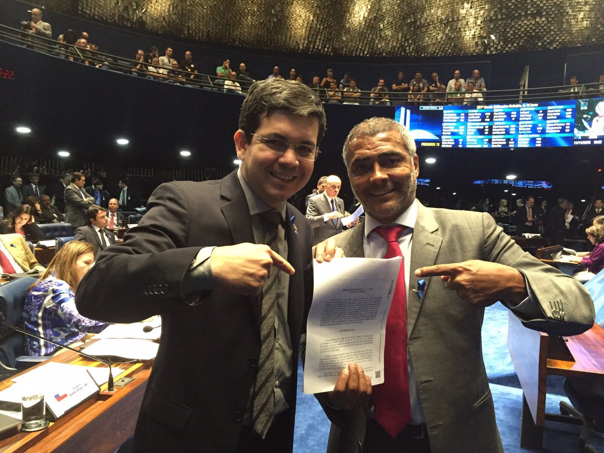 RomarioOnze's tweet photo. Eu e o senador @randolfeap acabamos de conseguir 35 assinaturas para a prorrogação da #CPIdoFutebol. https://t.co/XMUmFItvvZ