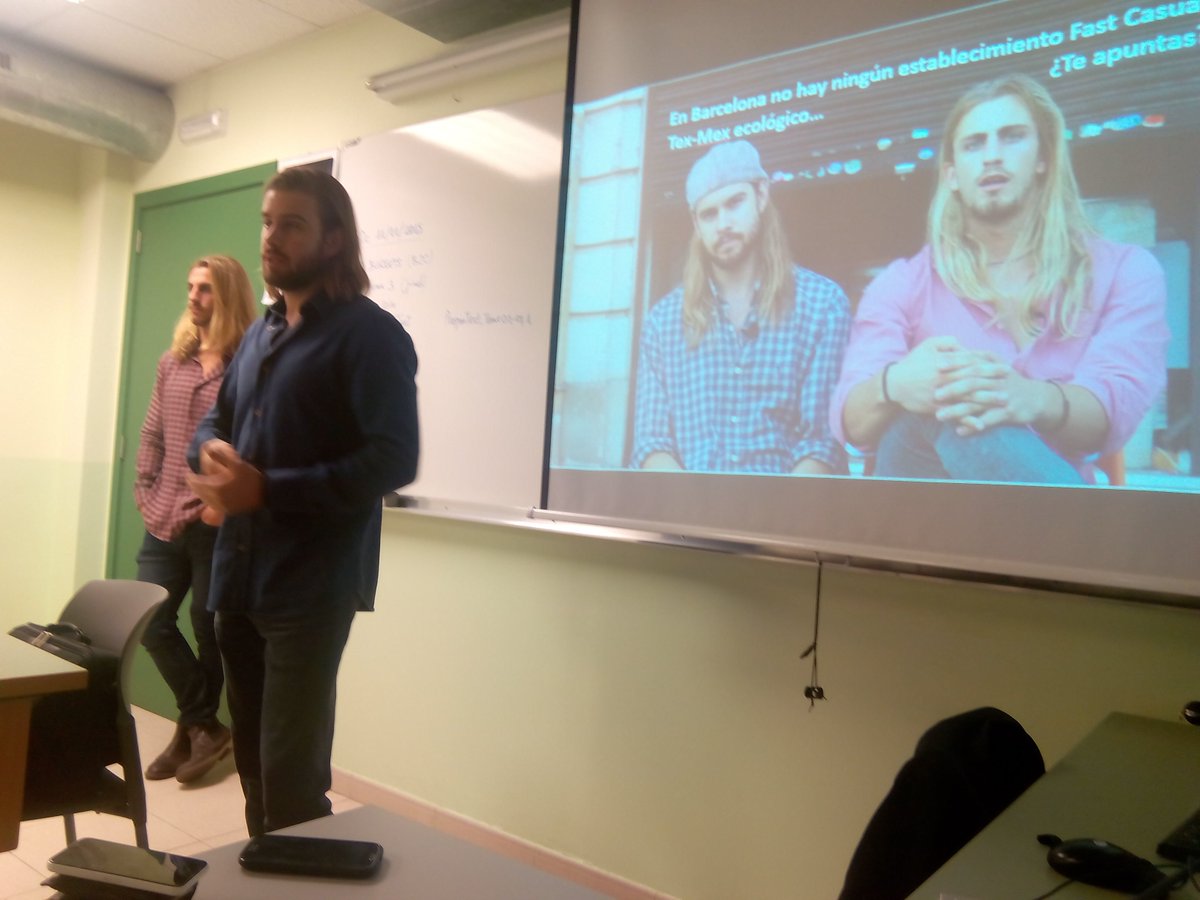 EUSSenginyeria's tweet photo. #PindolesEmprenedoria amb Uri i Sergi parlant del seu #BusinessPlan de @BurretsBcn a la classe de #MktInd https://t.co/6UkyB35xhI