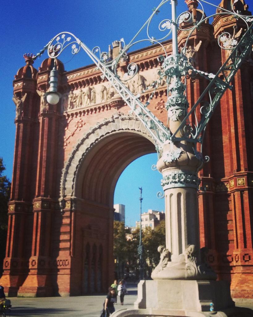 solemontsesole's tweet photo. #fotodeldia #bcn #arcdeltriomf #walkingarround #barcelonacity https://t.co/xjjZwktCwj