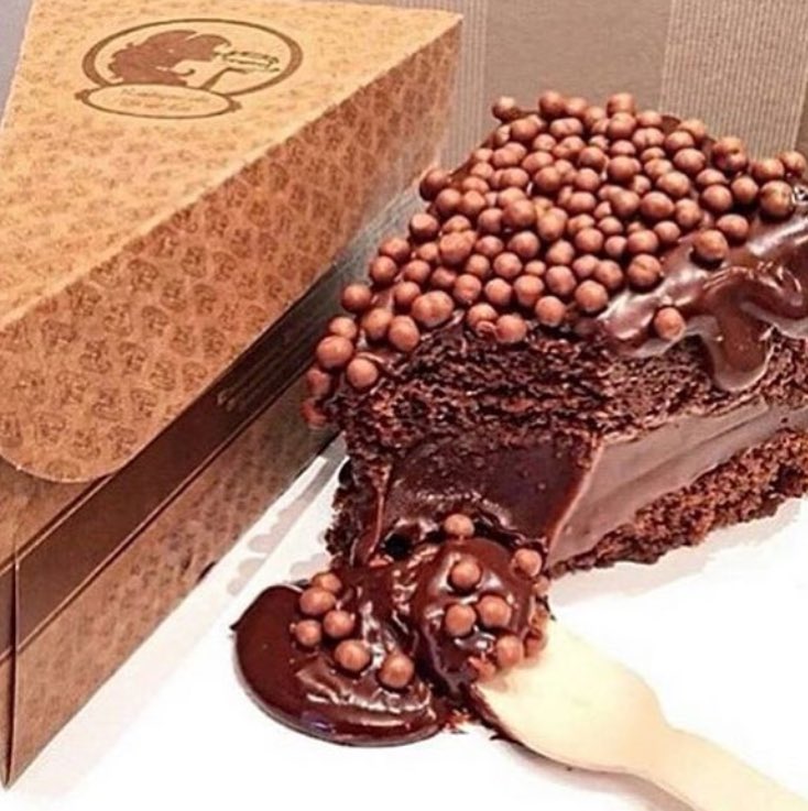 CakeAddicters's tweet image. Who want this slice of royal chocolate cake very rarely found. 
 #RT if u are a cake lover