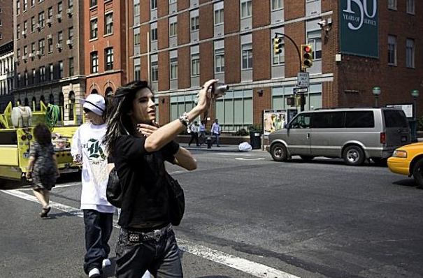 aislaend's tweet image. Tom: "Bill and Georg got lost while shopping and ended up in Chinatown. They didn't understand anything"