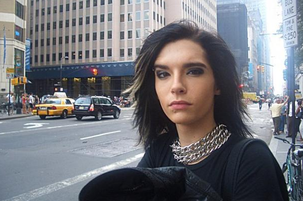 aislaend's tweet image. Tom: "Bill and Georg got lost while shopping and ended up in Chinatown. They didn't understand anything"