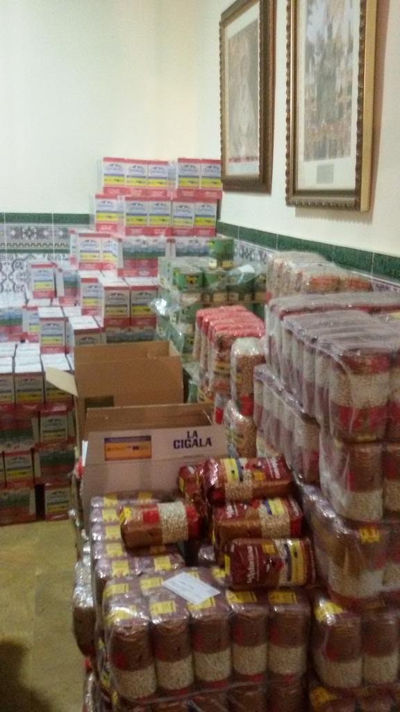 HRocio_Macarena's tweet photo. En estos días nuestra Hdad repartirá más de 8000 kg de alimentos a los más necesitados.Porque el Rocío es Caridad(1) https://t.co/1cYvYm0ZSX