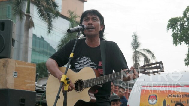 Indonesia_Pedia's tweet photo. Budi Bongkar Rasakan Berkah Jadi ‘Iwan Fals’ https://t.co/BDsISNAYb1 https://t.co/aAxA6fMpi3
